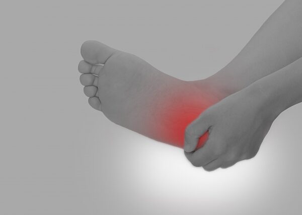 足首捻挫による外側靭帯損傷の原因や正しい対処方法をお伝えします。